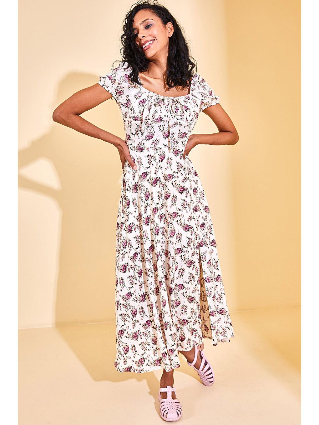 Ekru Krem Rengi Çiçek Desenli Yakası Büzgülü Elbise 2YXK6-46384-22-1