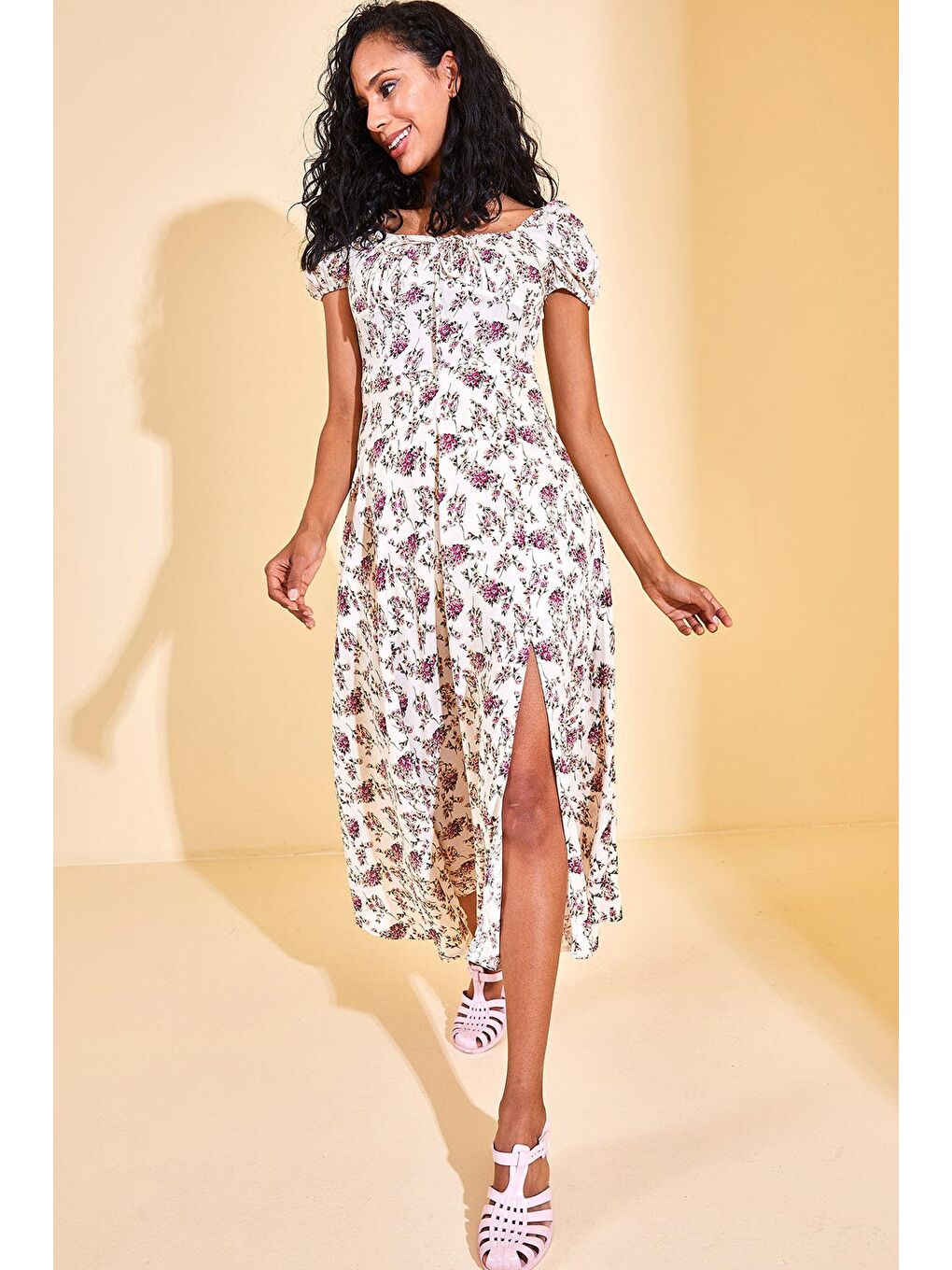 Ekru Krem Rengi Çiçek Desenli Yakası Büzgülü Elbise 2YXK6-46384-22-4