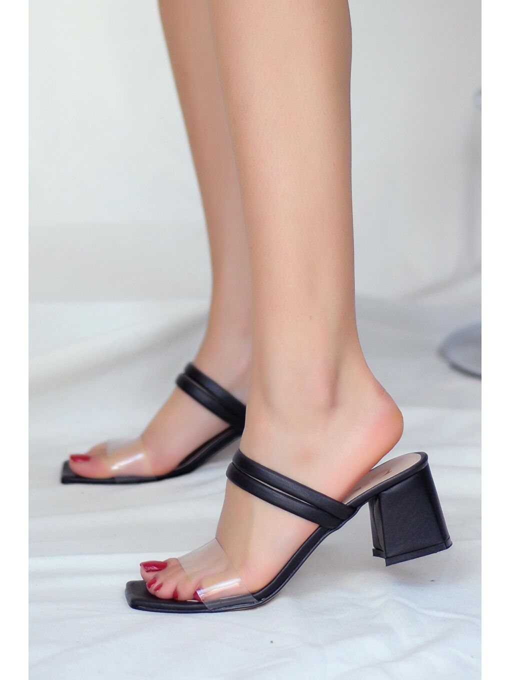 Siyah Şeffaf Bantlı Topuklu Kadın Terlik 008-456-22