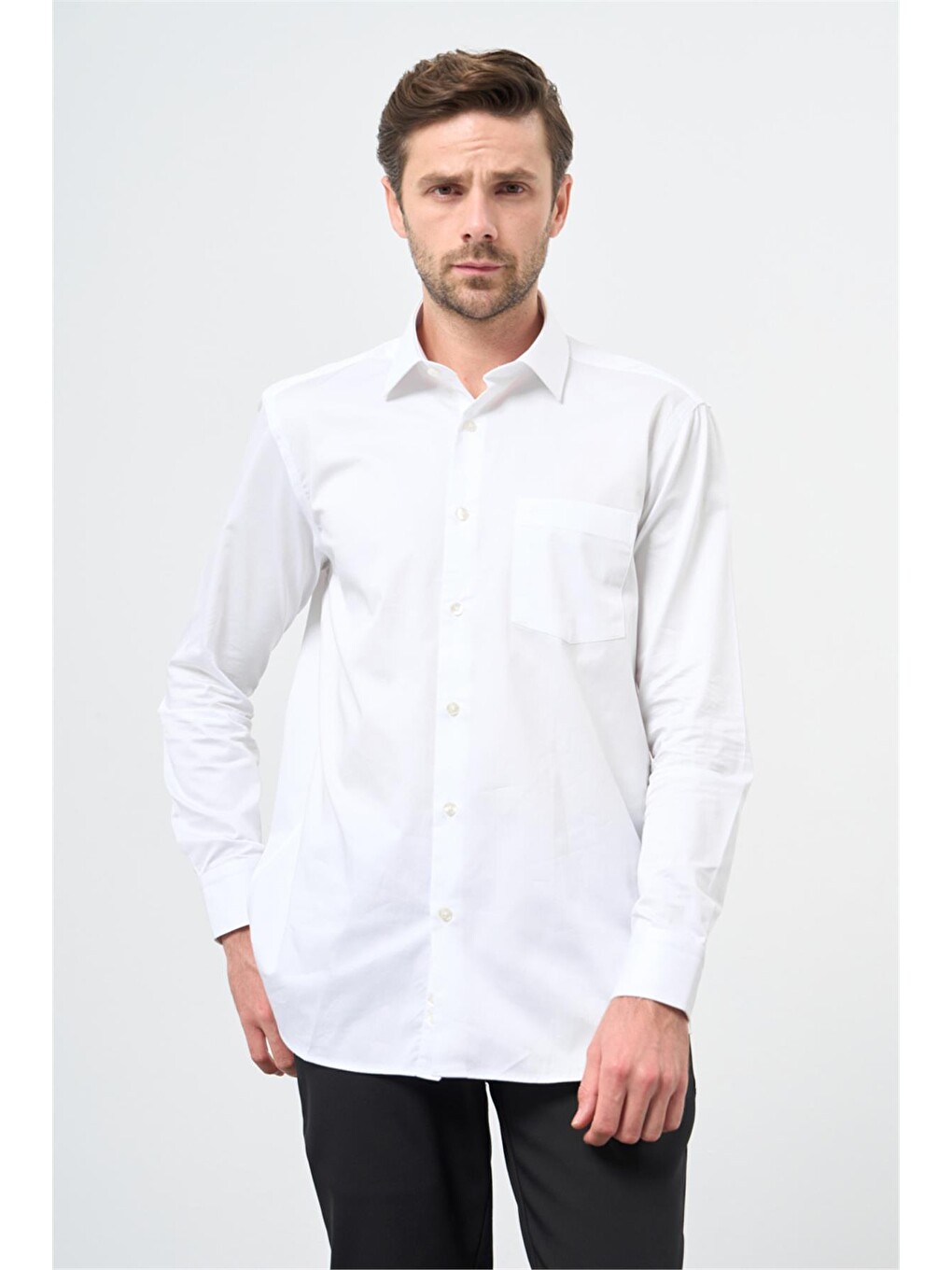 Beyaz Uzun Kollu Sert Yaka Cepli %100 Pamuk Klasik Comfort Fit Rahat Kesim Gömlek 1004240323-1
