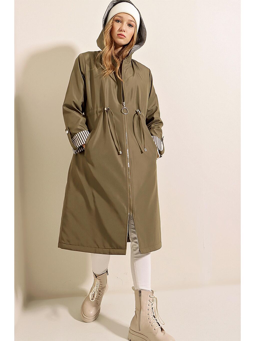 Kadın Haki Fermuarlı Beli Büzgülü Kol Manşetli Kapüşonlu Uzun Trençkot