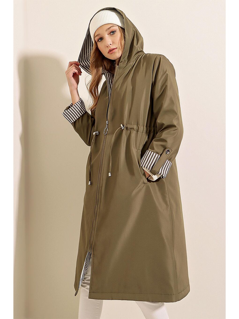 Kadın Haki Fermuarlı Beli Büzgülü Kol Manşetli Kapüşonlu Uzun Trençkot-3
