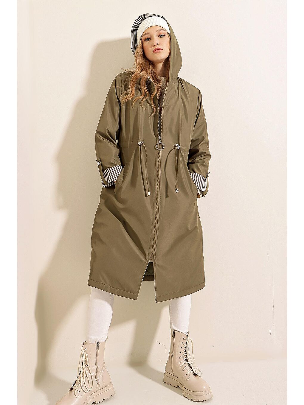 Kadın Haki Fermuarlı Beli Büzgülü Kol Manşetli Kapüşonlu Uzun Trençkot-4