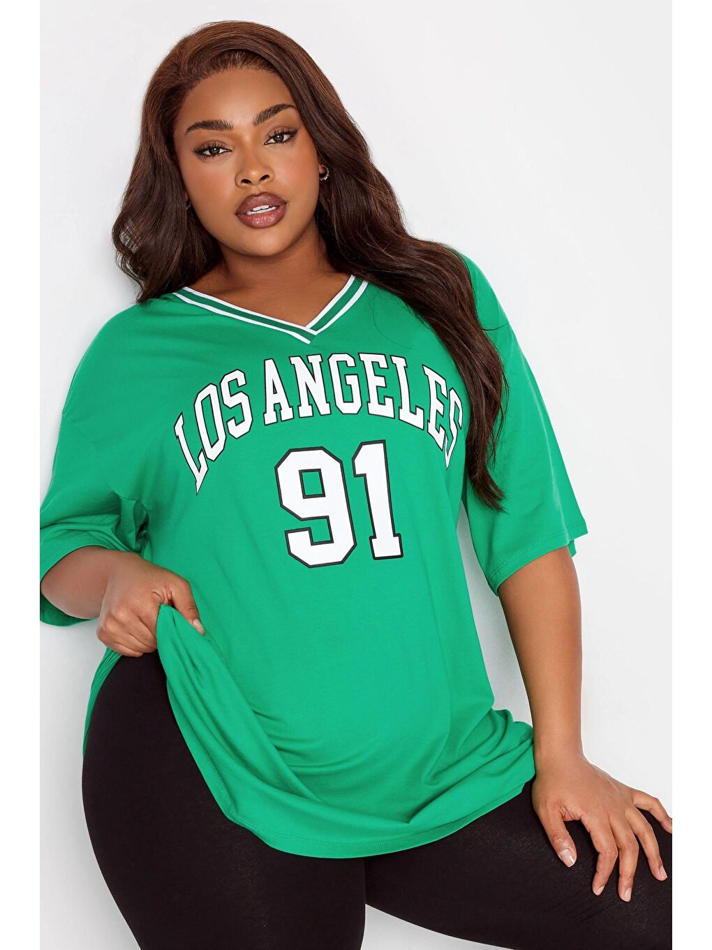 Yeşil Büyük Beden Önü Baskılı V Yaka Yarım Kollu Uzun Kesim Tişört 302501