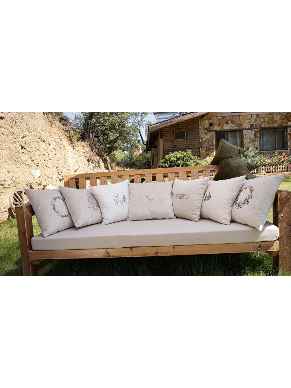 Yılbaşı Kırlent Kılıfı Bej Zemin Nakışlı Minimal Joy yazılı  Yeni Yıl 43x43-3