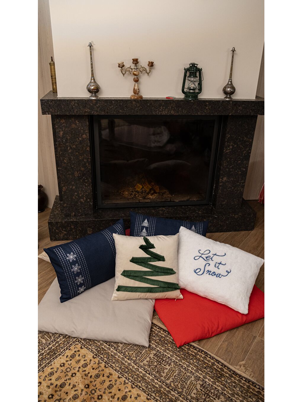 Yılbaşı Kırlent Kılıfı Bej Zemin Çam Ağacı Desen Püskül Detaylı Yeni Yıl 43x43-3