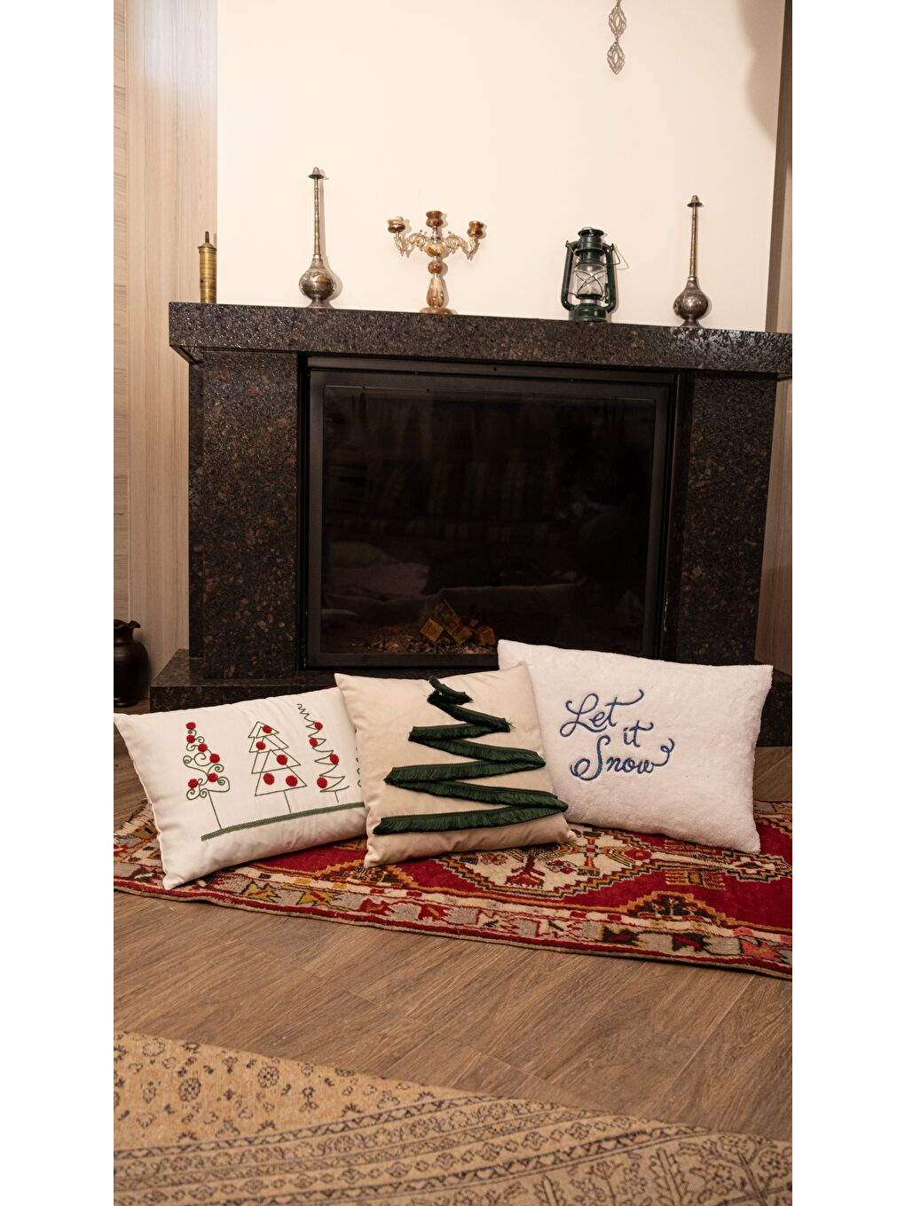 Siyah Yılbaşı Kırlent Kılıfı Nakış Detaylı Let İt Snow yazılı  Yeni Yıl Konseptli  Wel soft kumaş 40x60-2