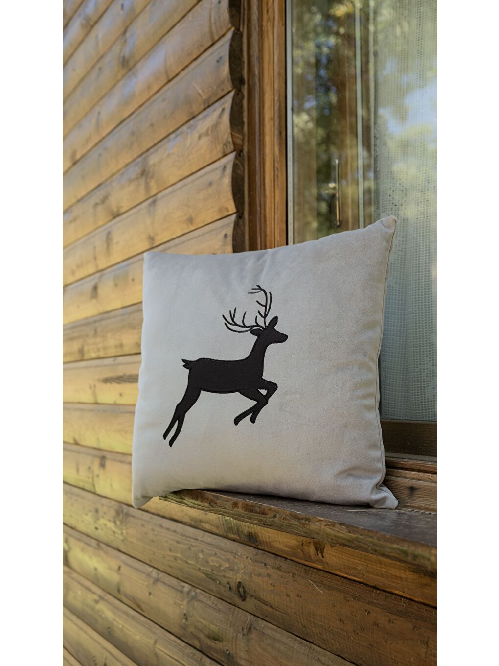 Yılbaşı Kırlent Kılıfı Bej Zemin Geyik  Desenli  Yeni Yıl  43x43