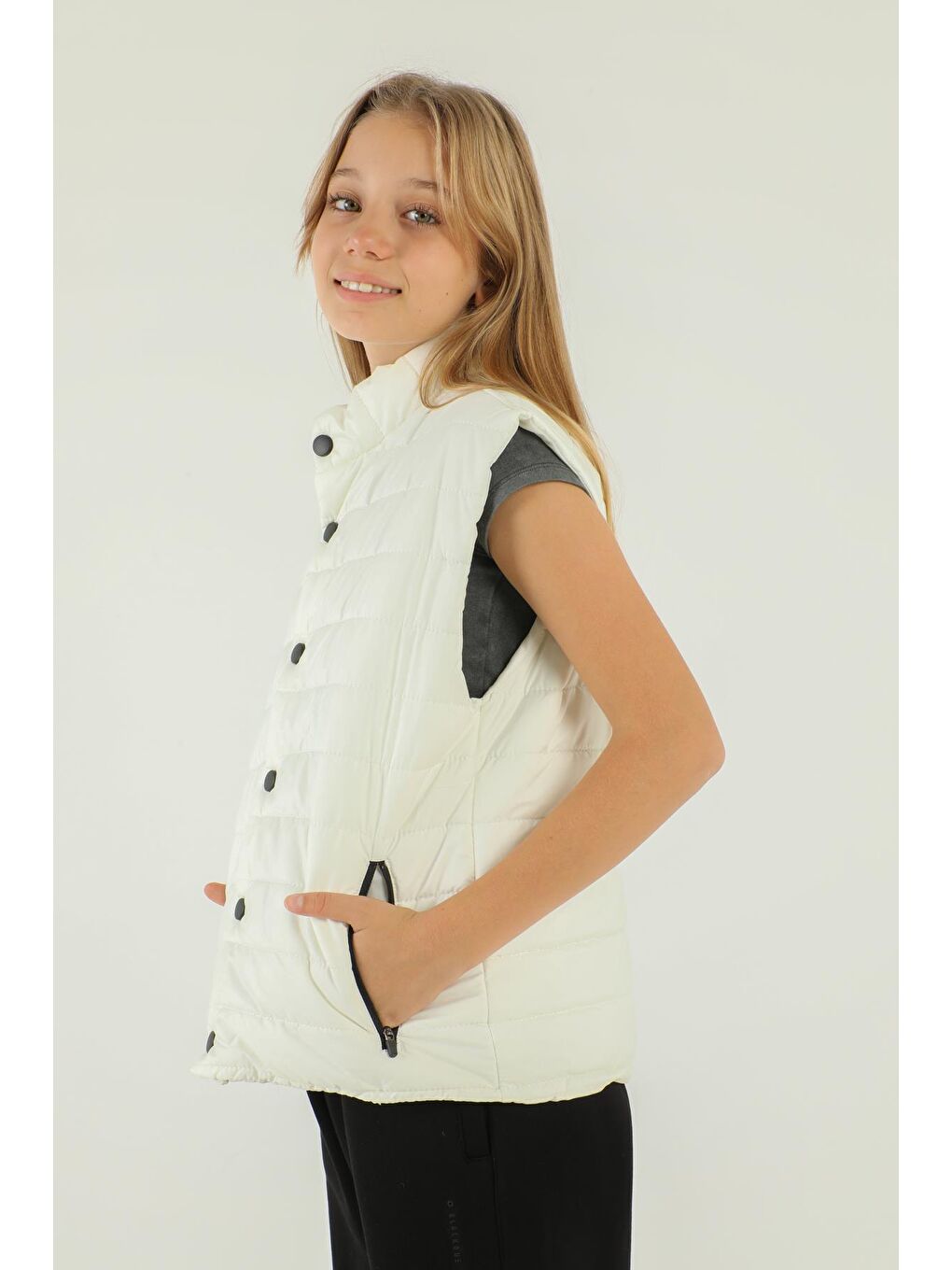 Ekru Dik Yaka Fermuar Çift Cep Detaylı Kız Yelek-1