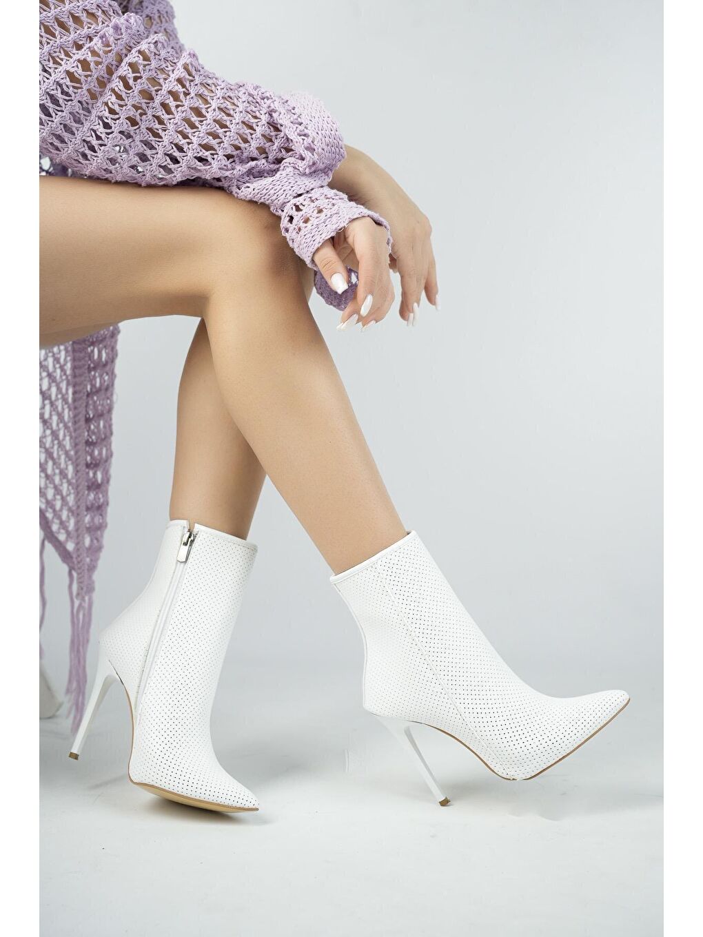 Beyaz Hawaii  Kadın Delikli Sivri Burun Şık Tarz ve Rahat İnce Topuklu Yazlık Bot