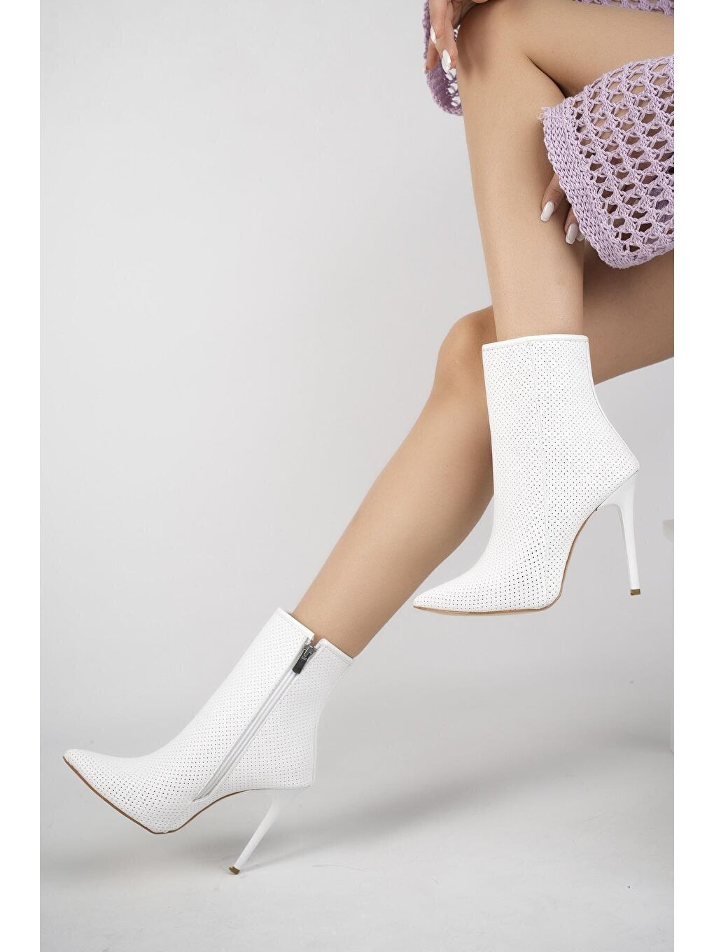 Beyaz Hawaii  Kadın Delikli Sivri Burun Şık Tarz ve Rahat İnce Topuklu Yazlık Bot-1