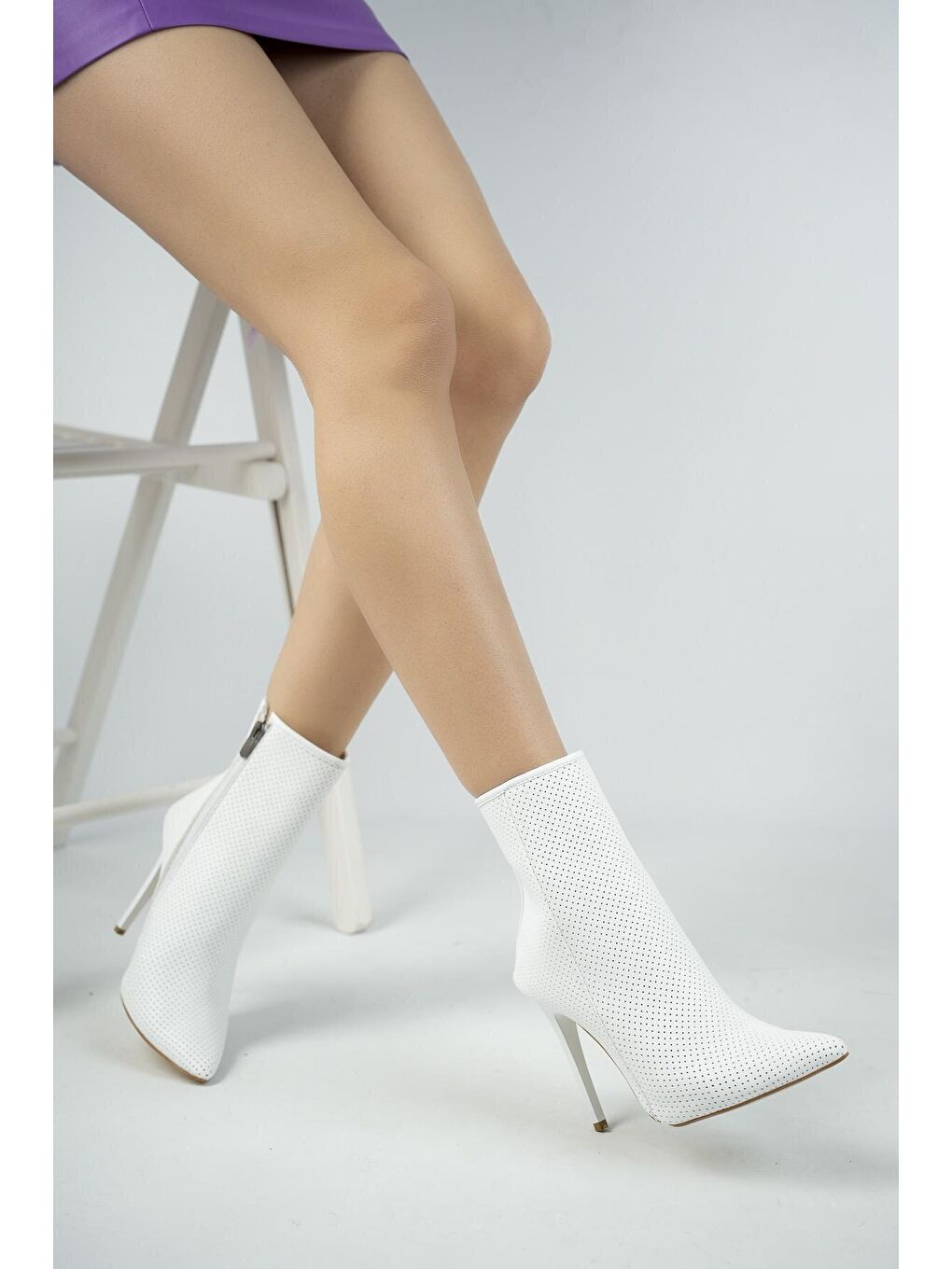 Beyaz Hawaii  Kadın Delikli Sivri Burun Şık Tarz ve Rahat İnce Topuklu Yazlık Bot-3