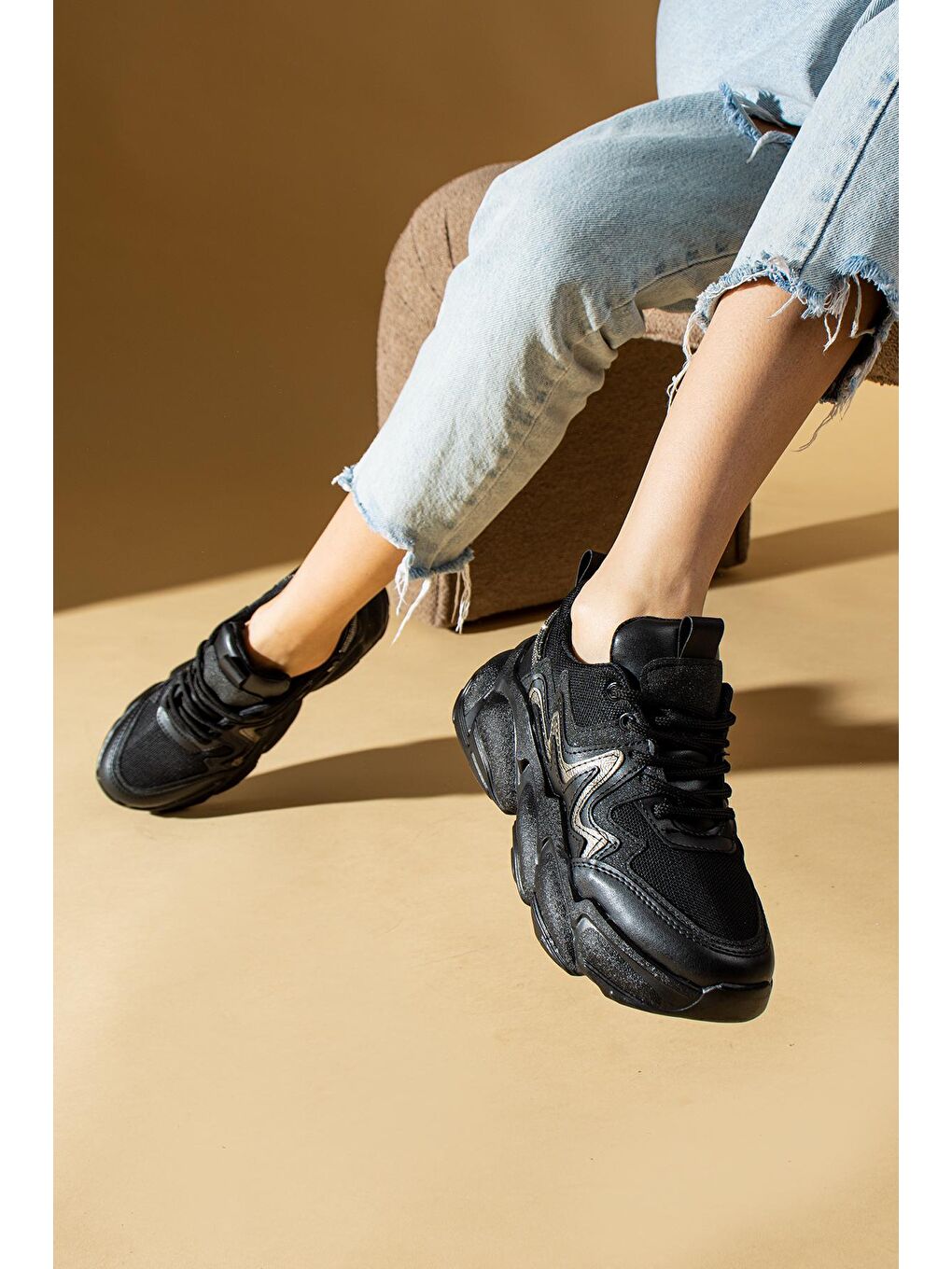 Siyah Kalın Taban Şerit Detaylı Bağcıklı Kadın Sneaker 36-166-23