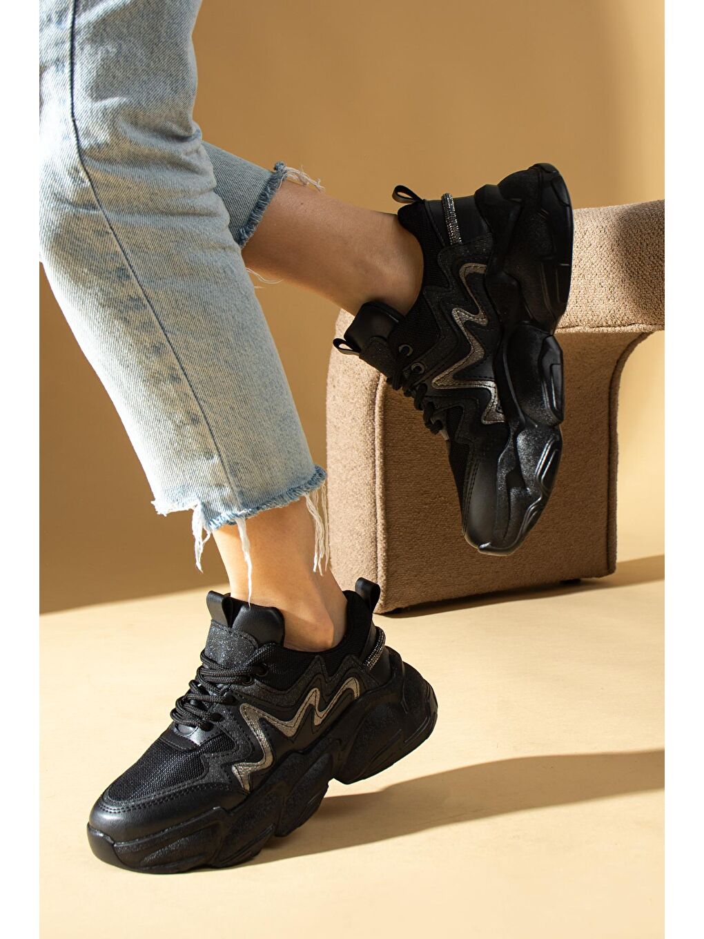 Siyah Kalın Taban Şerit Detaylı Bağcıklı Kadın Sneaker 36-166-23-1