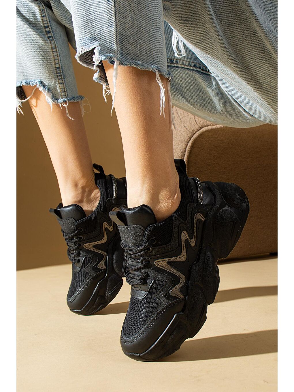 Siyah Kalın Taban Şerit Detaylı Bağcıklı Kadın Sneaker 36-166-23-2