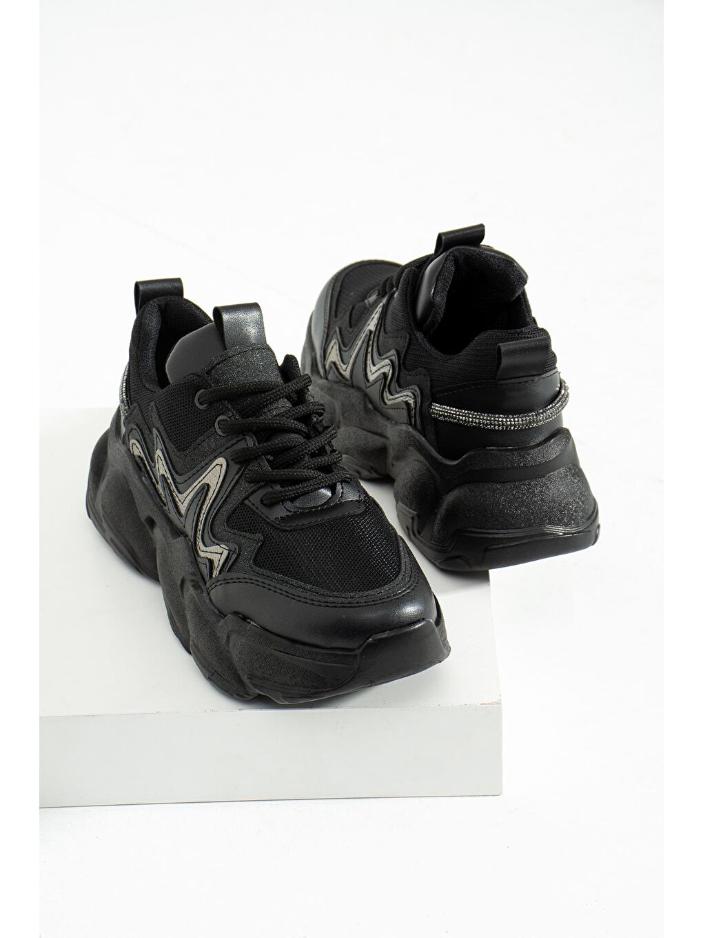 Siyah Kalın Taban Şerit Detaylı Bağcıklı Kadın Sneaker 36-166-23-3