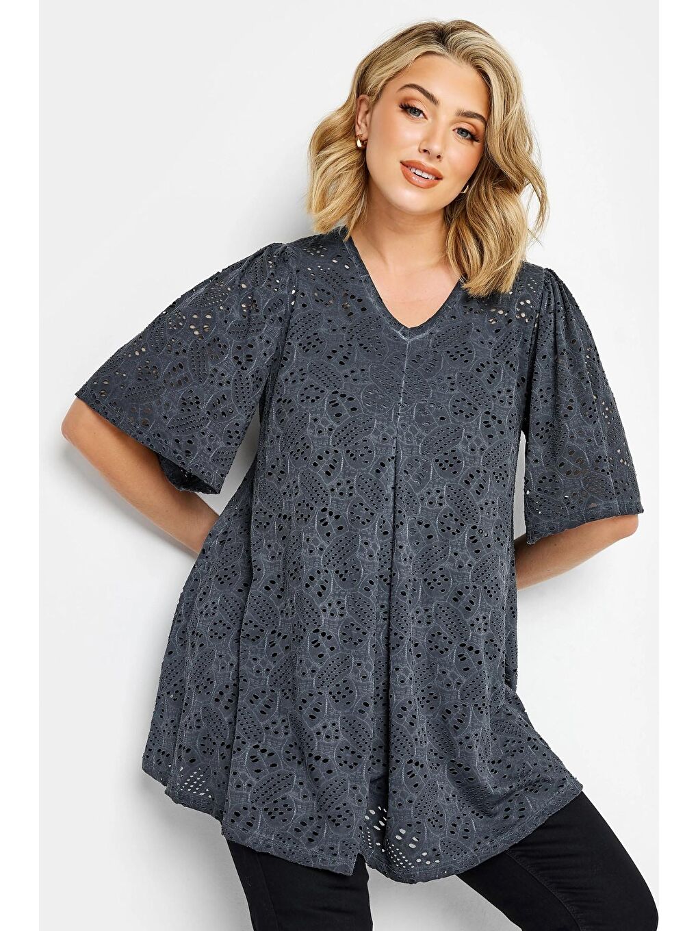 Antrasit Büyük Beden Dantel Detaylı V Yaka Yarım Kollu Astarsız Bluz 302489