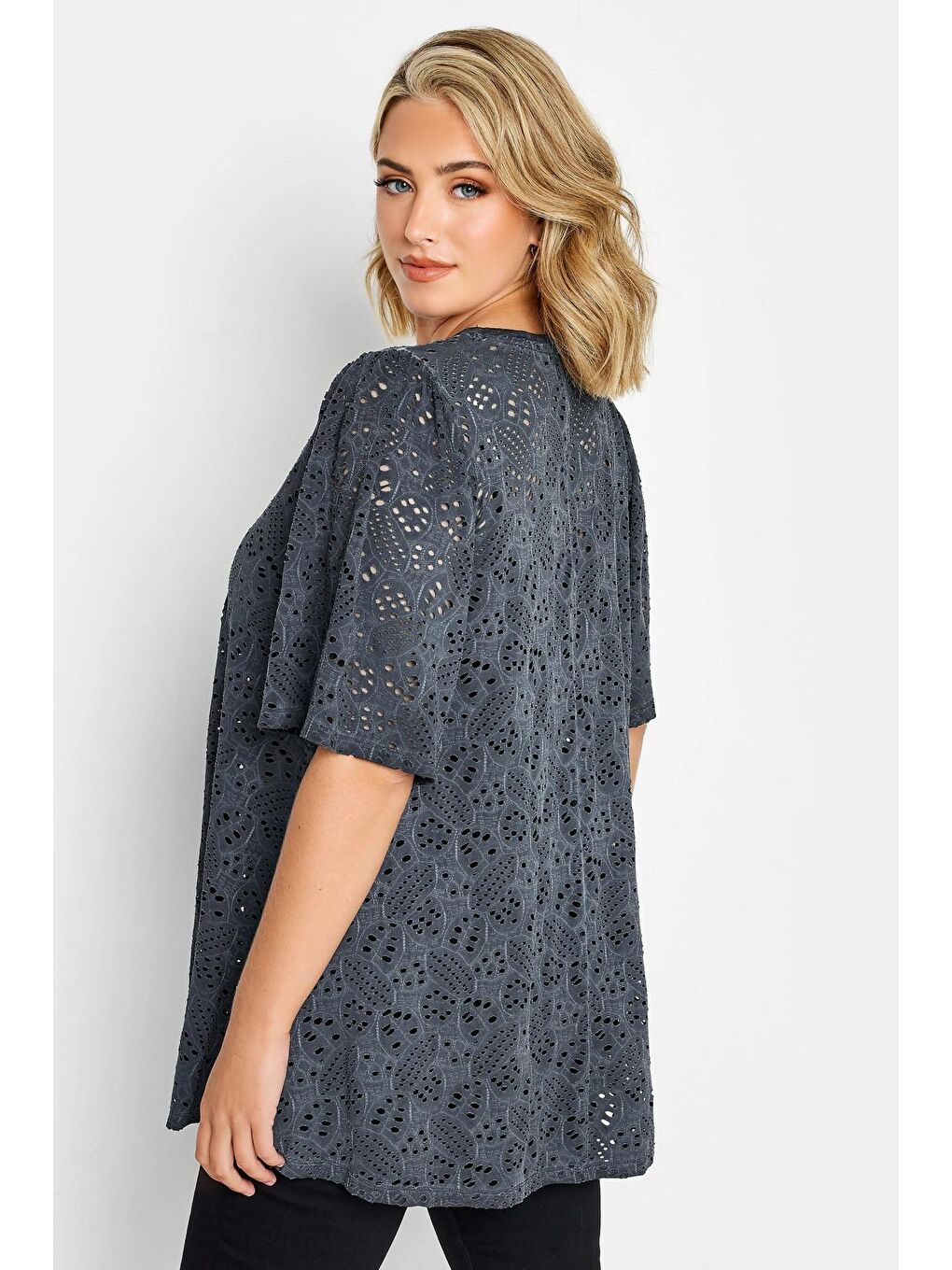 Antrasit Büyük Beden Dantel Detaylı V Yaka Yarım Kollu Astarsız Bluz 302489-4