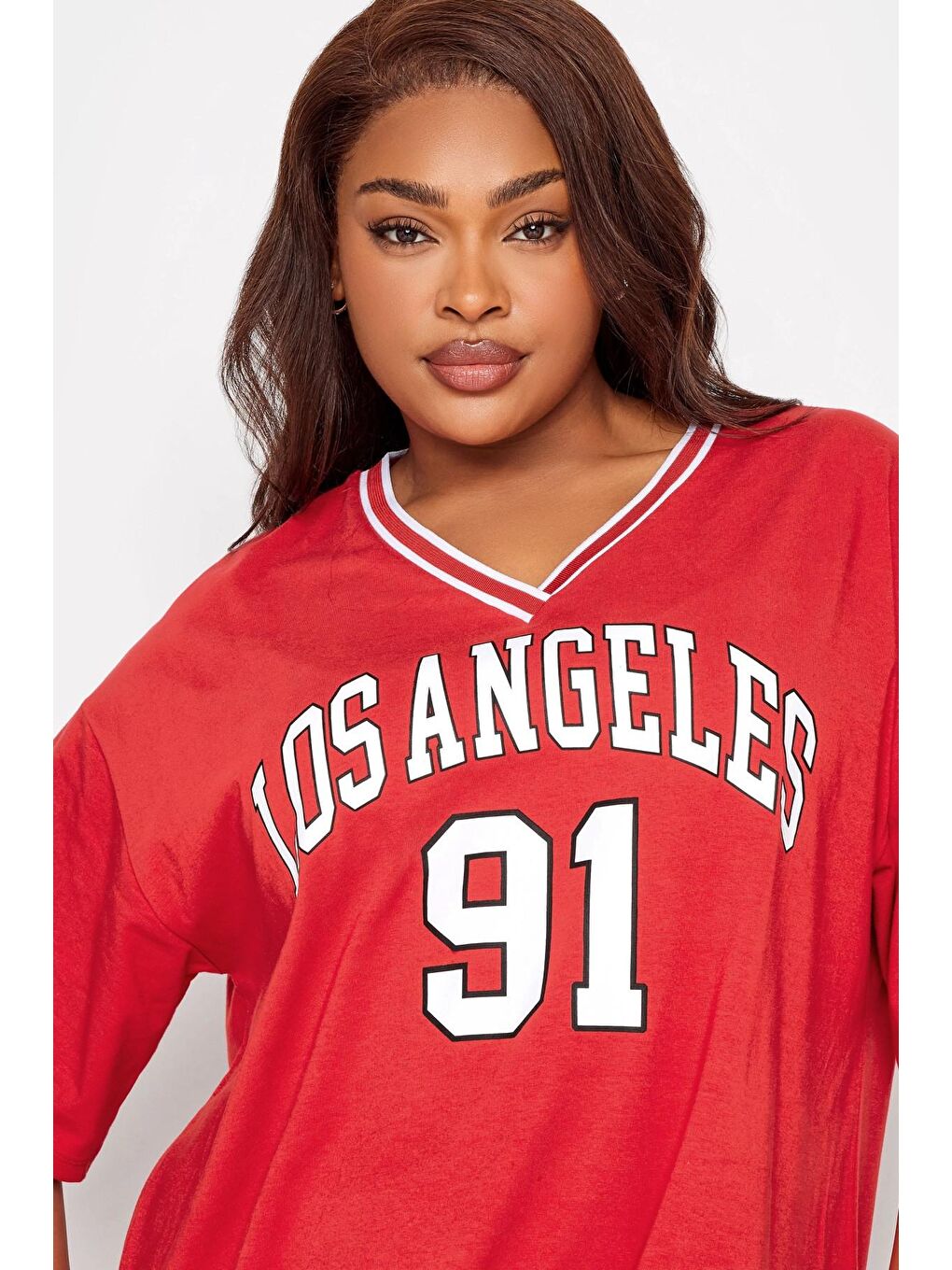 Kırmızı Büyük Beden Önü Baskılı V Yaka Yarım Kollu Uzun Kesim Tişört 302505-3