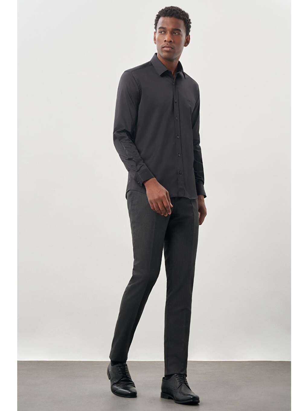 Siyah Uzun Kollu Sert Yaka Cepsiz Pamuklu Elastanlı Klasik Slim Fit Dar Kesim Gömlek 1004245234-1