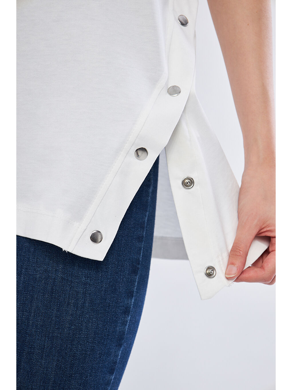 Çıtçıt Detaylı Beyaz Tshirt-1