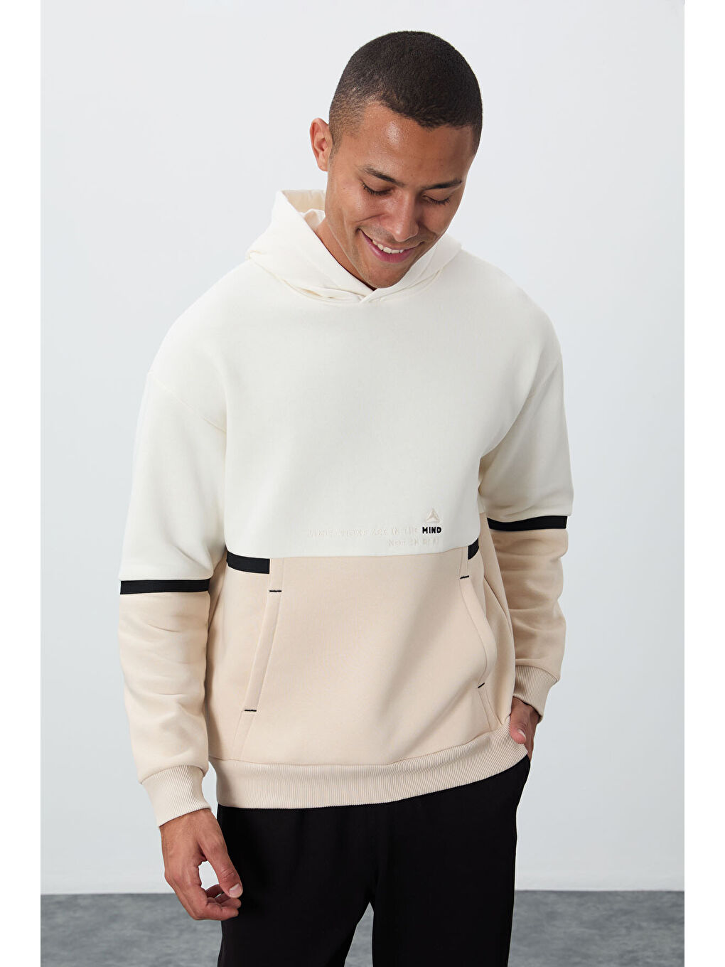 Ekru Pamuklu Kalın İçi Tüylü Yumuşak Dokulu Comfort Fit Nakışlı  Erkek Hoodie - 88417-1