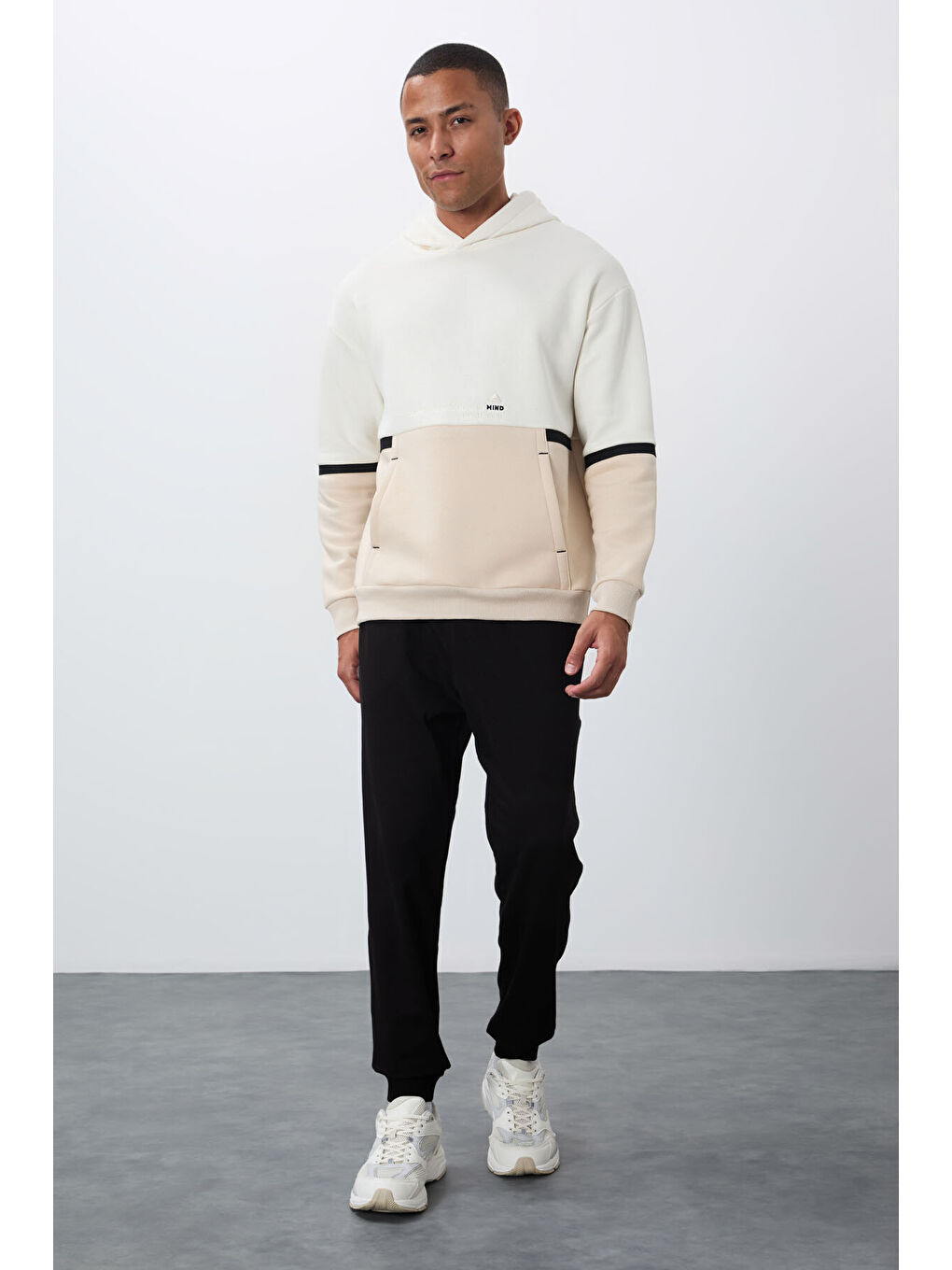 Ekru Pamuklu Kalın İçi Tüylü Yumuşak Dokulu Comfort Fit Nakışlı  Erkek Hoodie - 88417-4