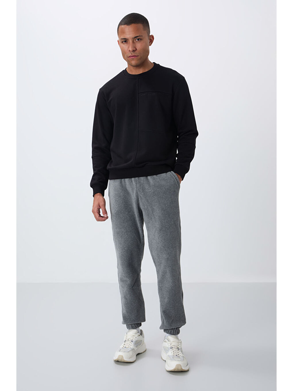 Siyah Kompakt Pamuklu Kalın Pürüzsüz Dokulu O Yaka Standart Fit Erkek Sweatshirt -88405-1