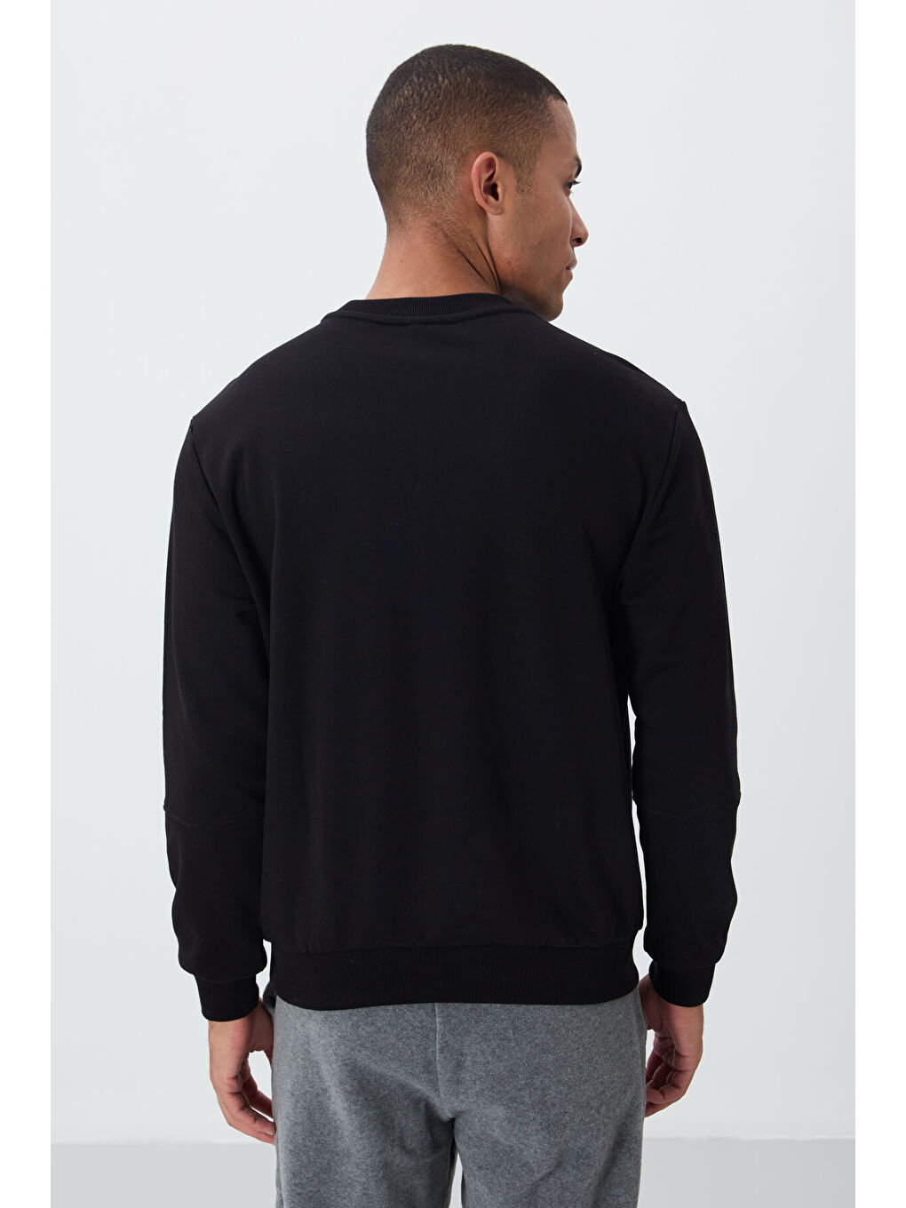 Siyah Kompakt Pamuklu Kalın Pürüzsüz Dokulu O Yaka Standart Fit Erkek Sweatshirt -88405-4