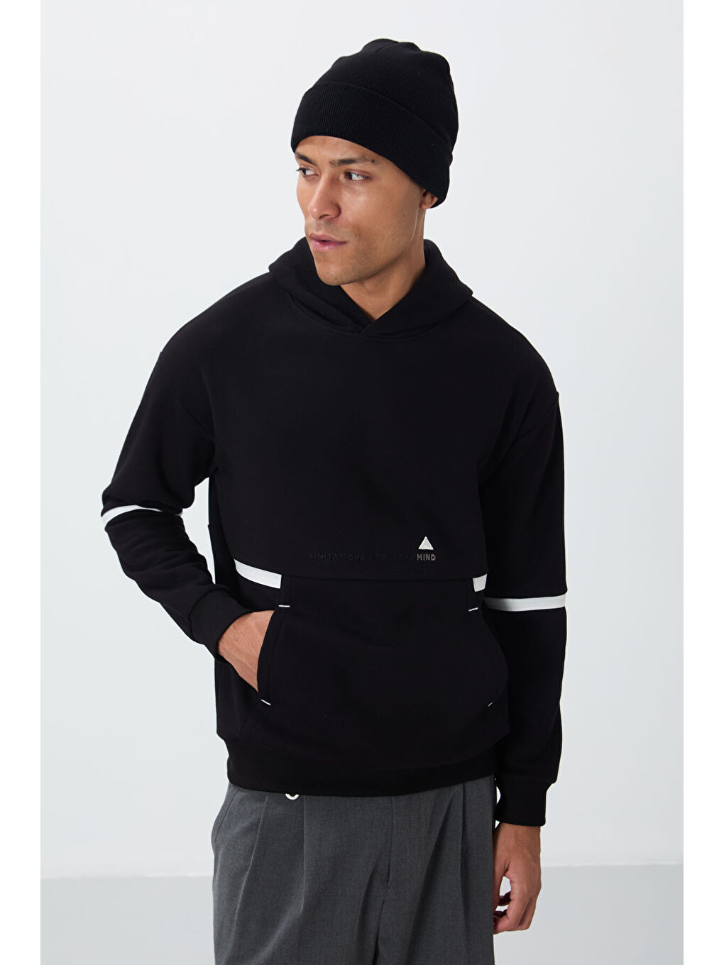 Siyah Pamuklu Kalın İçi Tüylü Yumuşak Dokulu Comfort Fit Nakışlı  Erkek Hoodie - 88417-2