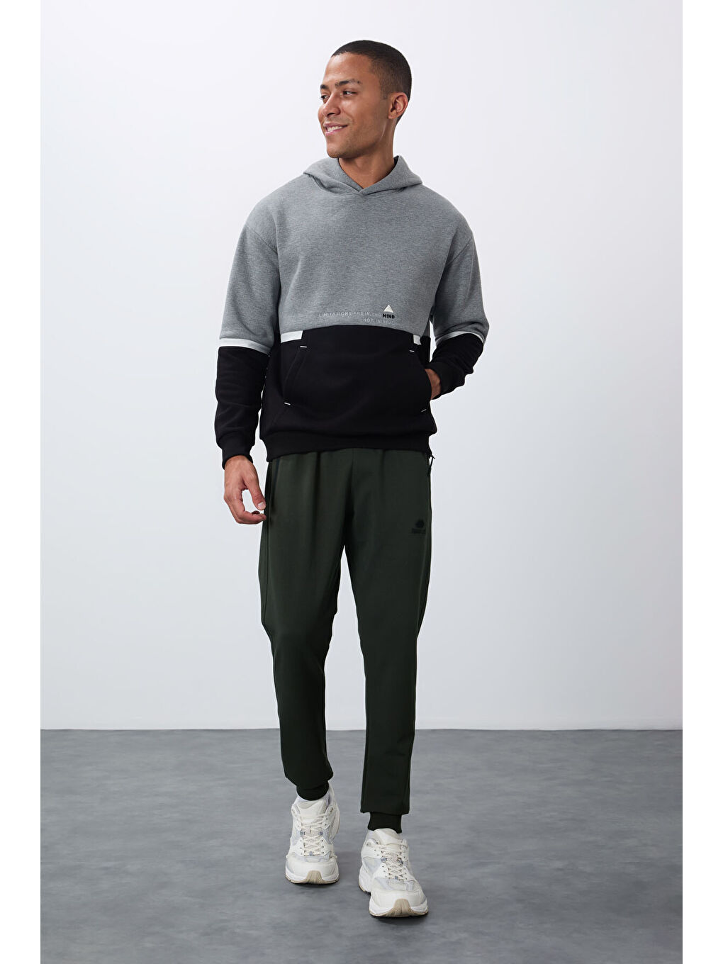 Gri Melanj Pamuklu Kalın İçi Tüylü Yumuşak Dokulu Comfort Fit Nakışlı  Erkek Hoodie - 88417