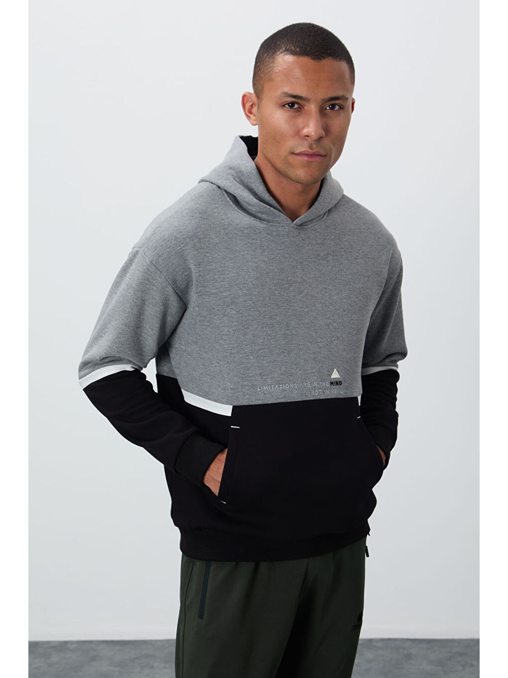 Gri Melanj Pamuklu Kalın İçi Tüylü Yumuşak Dokulu Comfort Fit Nakışlı  Erkek Hoodie - 88417-1