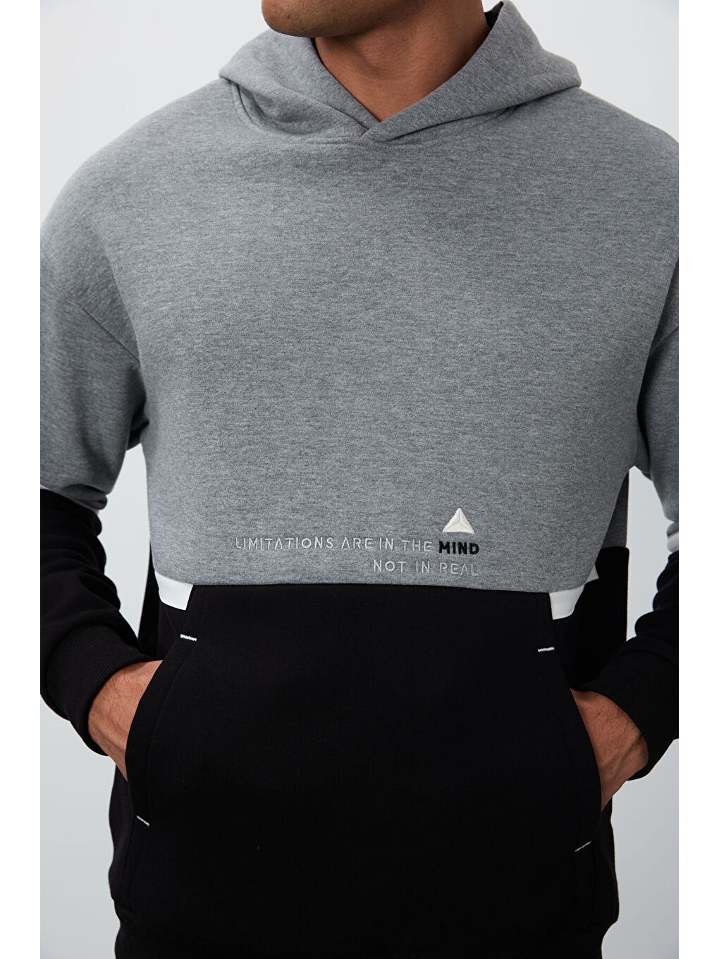 Gri Melanj Pamuklu Kalın İçi Tüylü Yumuşak Dokulu Comfort Fit Nakışlı  Erkek Hoodie - 88417-2