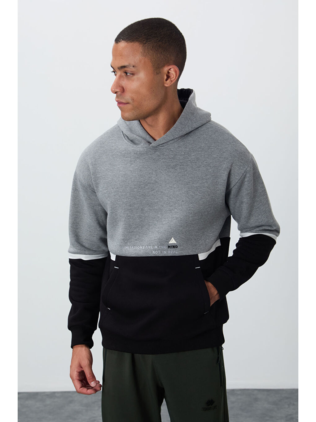 Gri Melanj Pamuklu Kalın İçi Tüylü Yumuşak Dokulu Comfort Fit Nakışlı  Erkek Hoodie - 88417-3