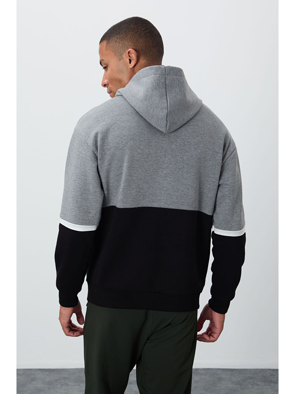 Gri Melanj Pamuklu Kalın İçi Tüylü Yumuşak Dokulu Comfort Fit Nakışlı  Erkek Hoodie - 88417-4