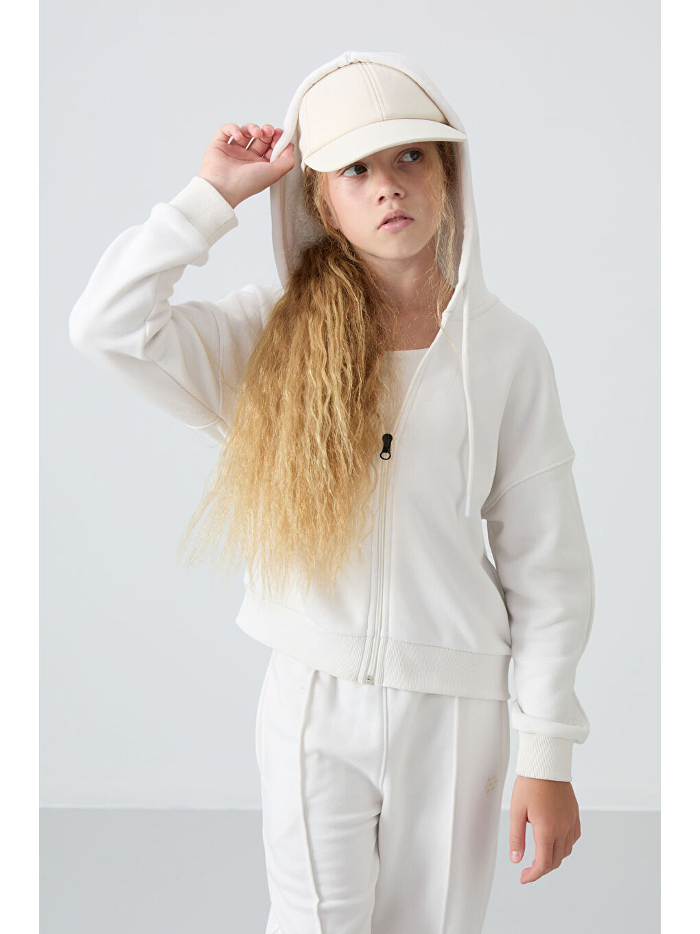 Ekru Pamuklu İçi Tüylü Yumuşak Dokulu Standart Fit Nakışlı Kız Çocuk Eşofman Takım - 75161-4