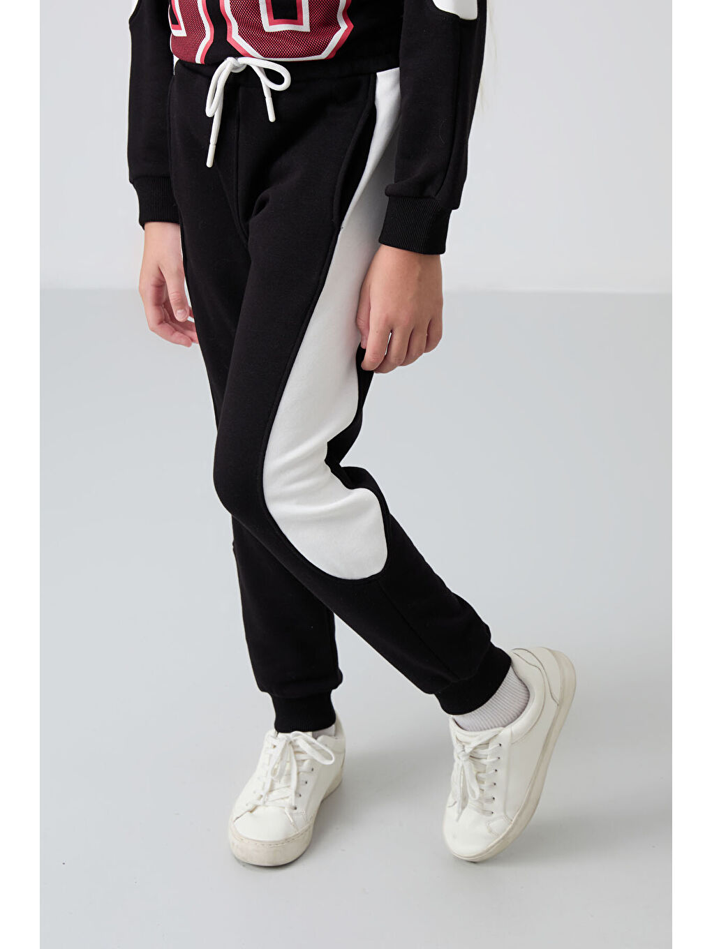 Siyah Pamuklu İçi Tüylü Yumuşak Dokulu Standart Fit Nakışlı Kız Çocuk Eşofman Takım - 75170-1