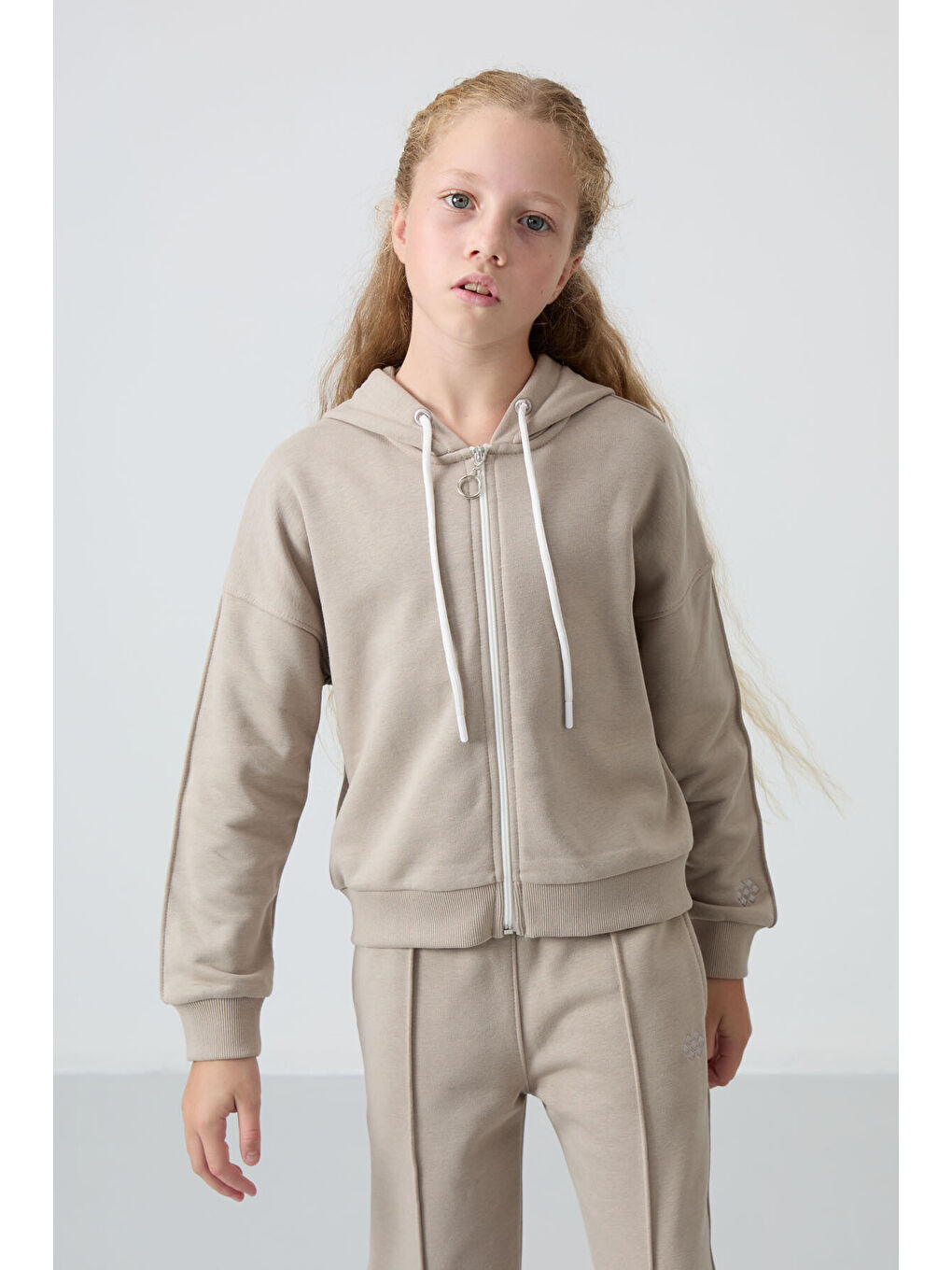 Koyu Bej Pamuklu İçi Tüylü Yumuşak Dokulu Standart Fit Nakışlı Kız Çocuk Eşofman Takım - 75161-4
