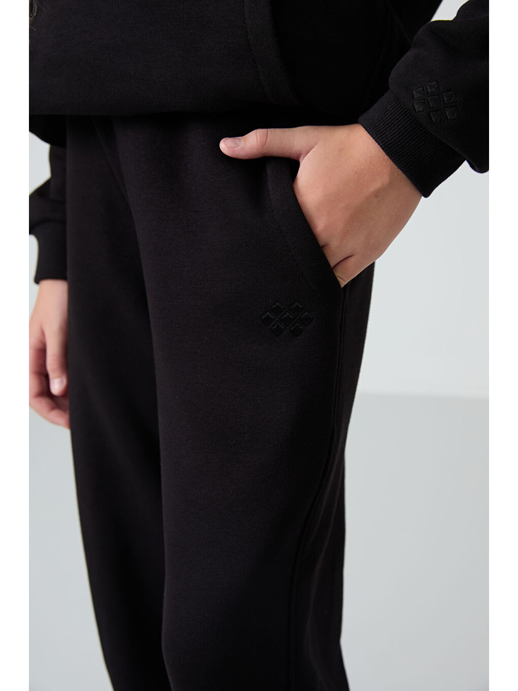 Siyah Pamuklu İçi Tüylü Yumuşak Dokulu Standart Fit Nakışlı Kız Çocuk Eşofman Takım - 75162-4