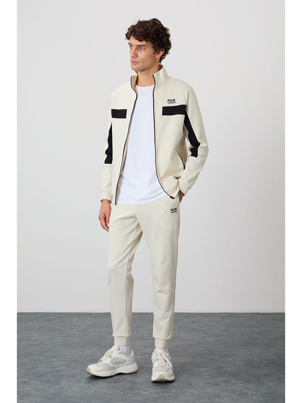 Bej Yüzeyi Dokulu Standart Fit Nakışlı Erkek Eşofman Takım - 85248