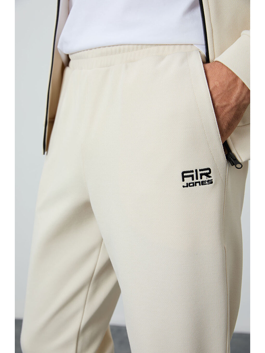 Bej Yüzeyi Dokulu Standart Fit Nakışlı Erkek Eşofman Takım - 85248-1