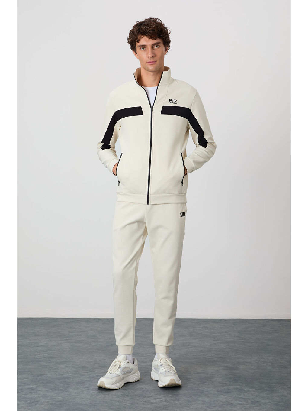 Bej Yüzeyi Dokulu Standart Fit Nakışlı Erkek Eşofman Takım - 85248-4