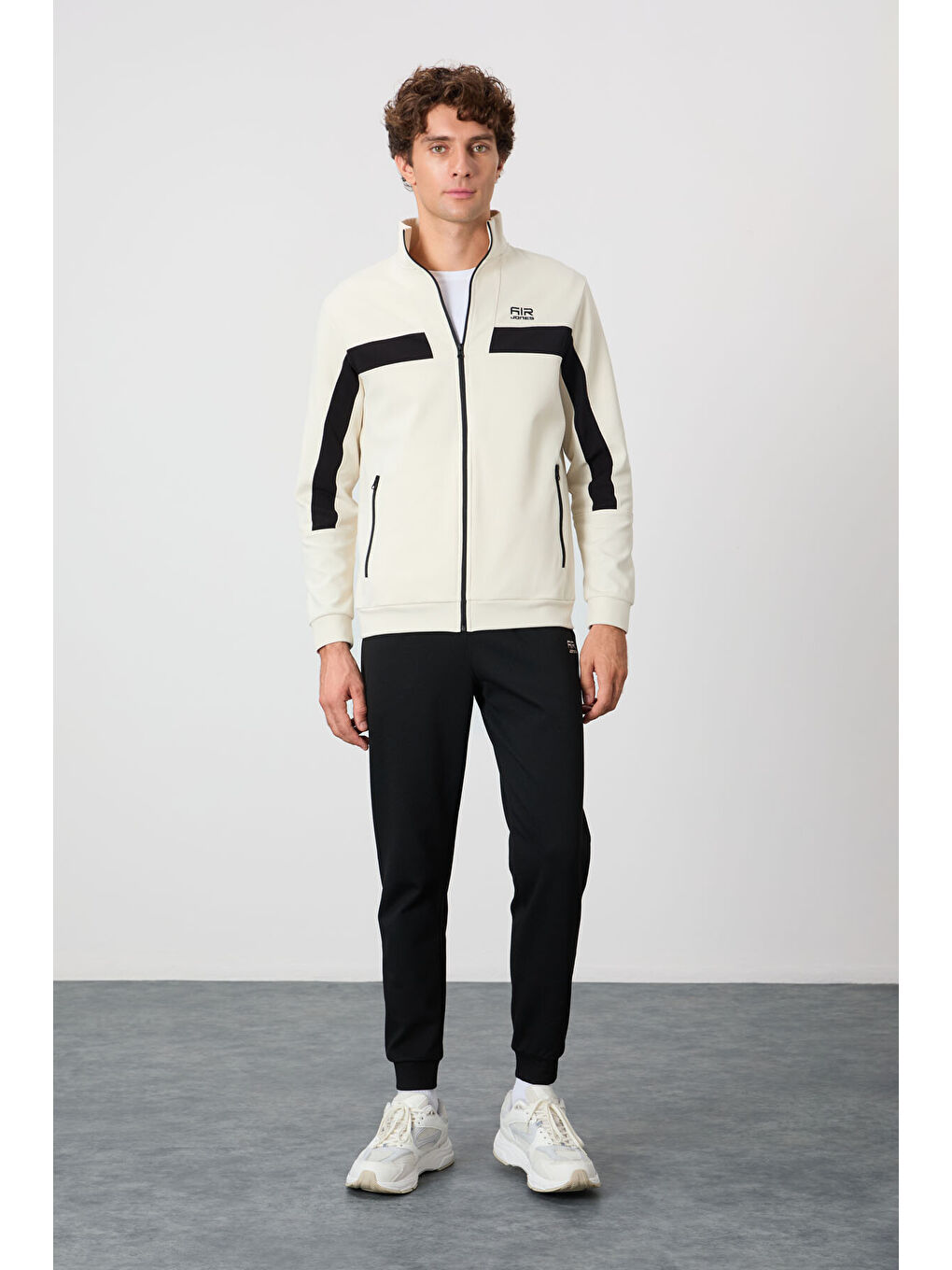 Bej-Siyah Yüzeyi Dokulu Standart Fit Nakışlı Erkek Eşofman Takım - 85248-2