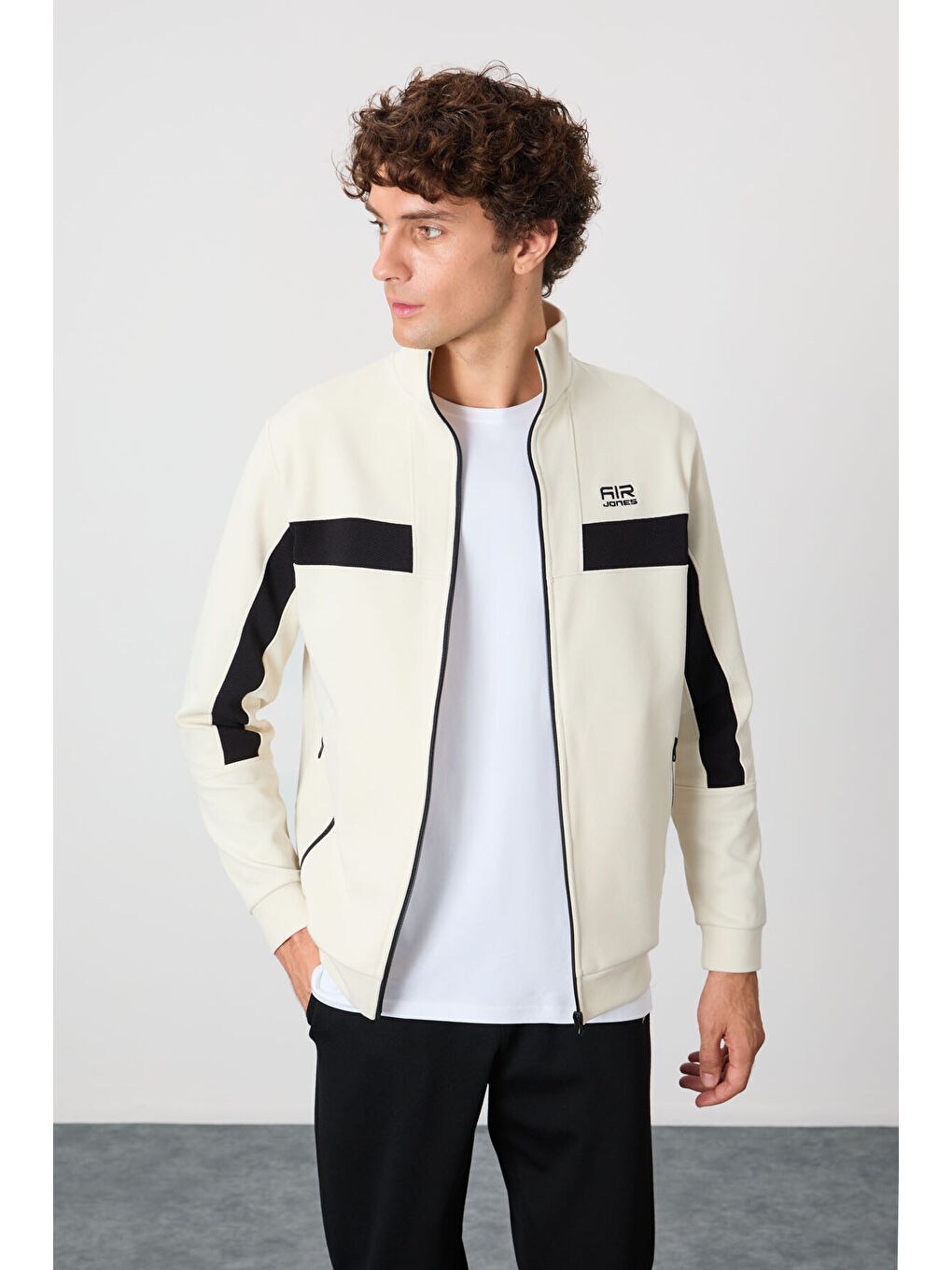 Bej-Siyah Yüzeyi Dokulu Standart Fit Nakışlı Erkek Eşofman Takım - 85248-3