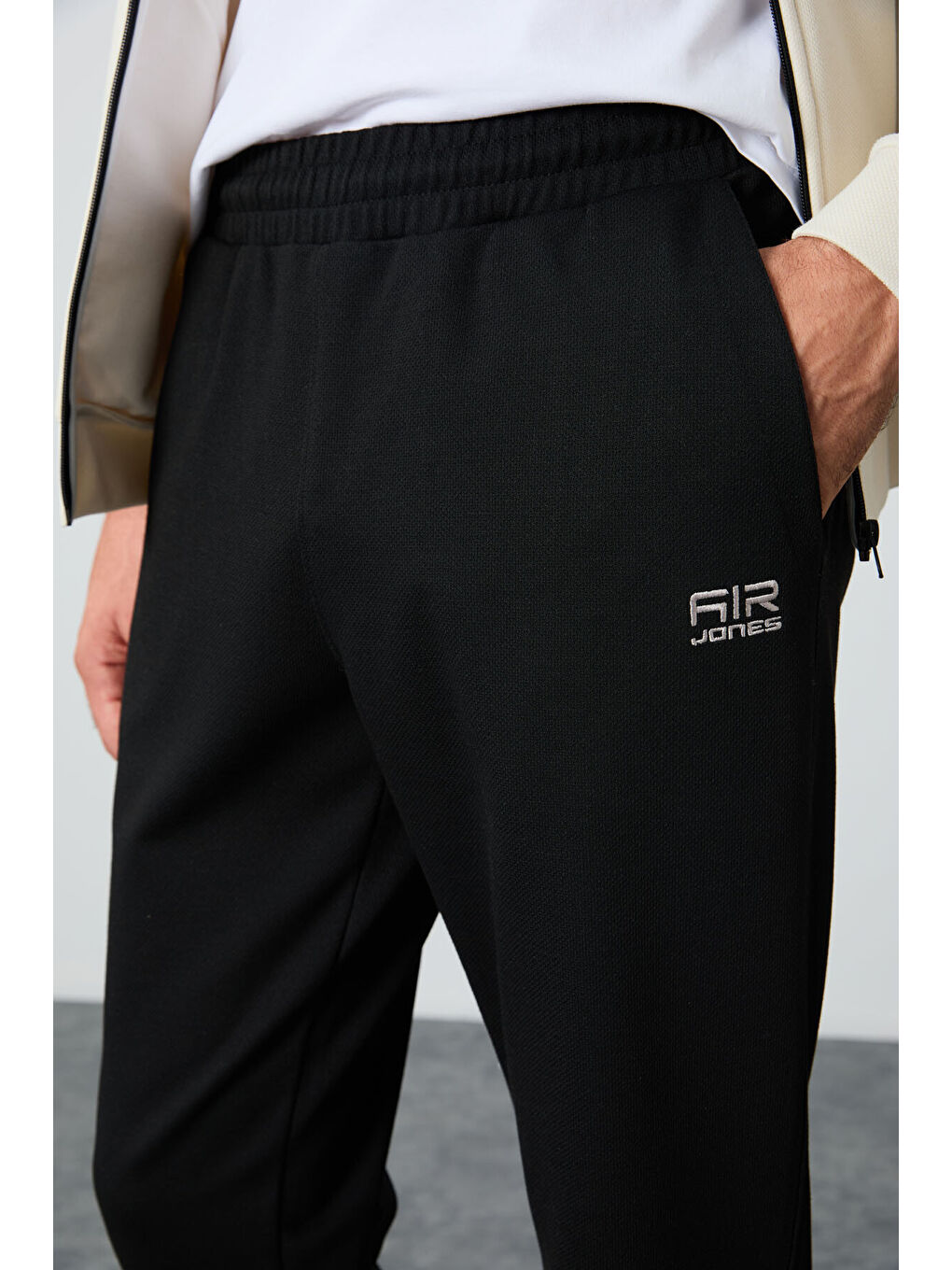 Bej-Siyah Yüzeyi Dokulu Standart Fit Nakışlı Erkek Eşofman Takım - 85248-4