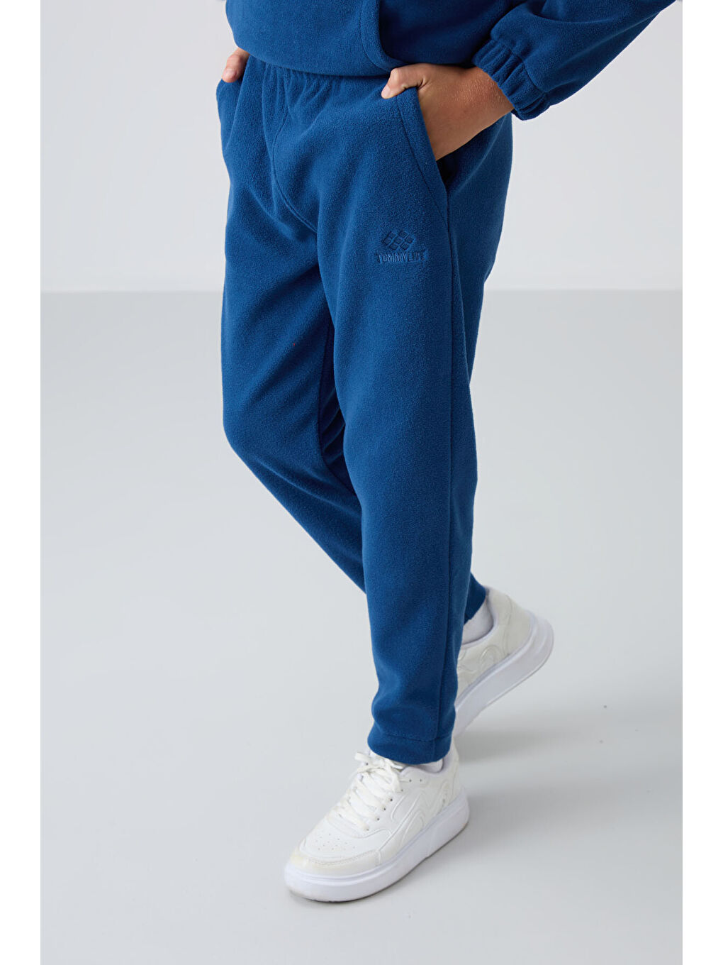 Mavi Parlament Kalın Yumuşak Dokulu Standart Fit Nakışlı Polar Erkek Çocuk Eşofman Alt - 11219-1