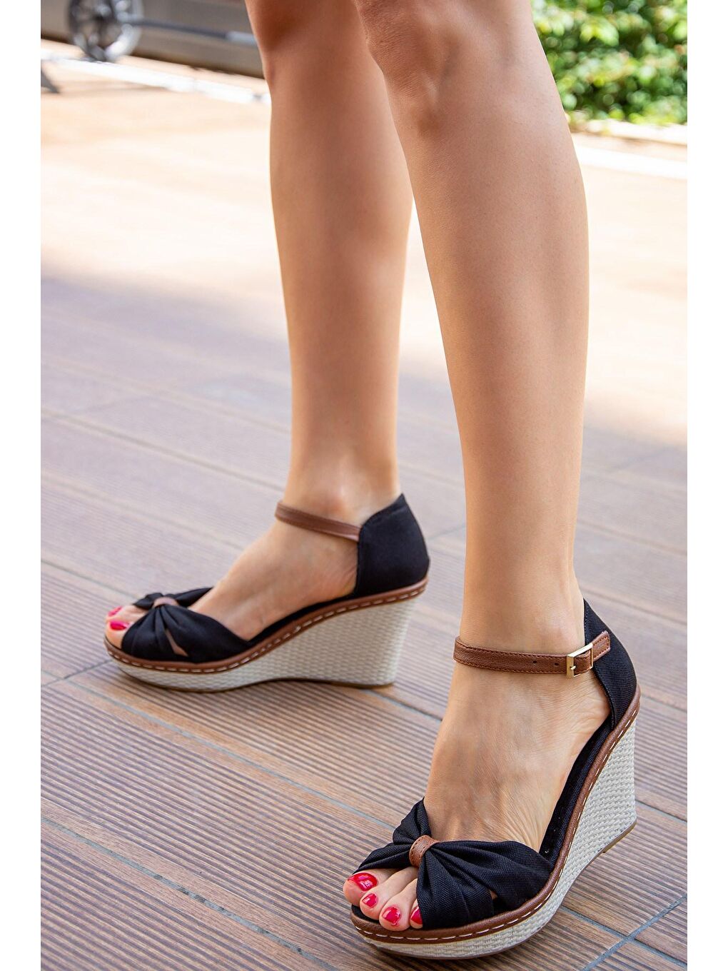 9674040505 Siyah Dolgu Taban Kadın Ayakkabı