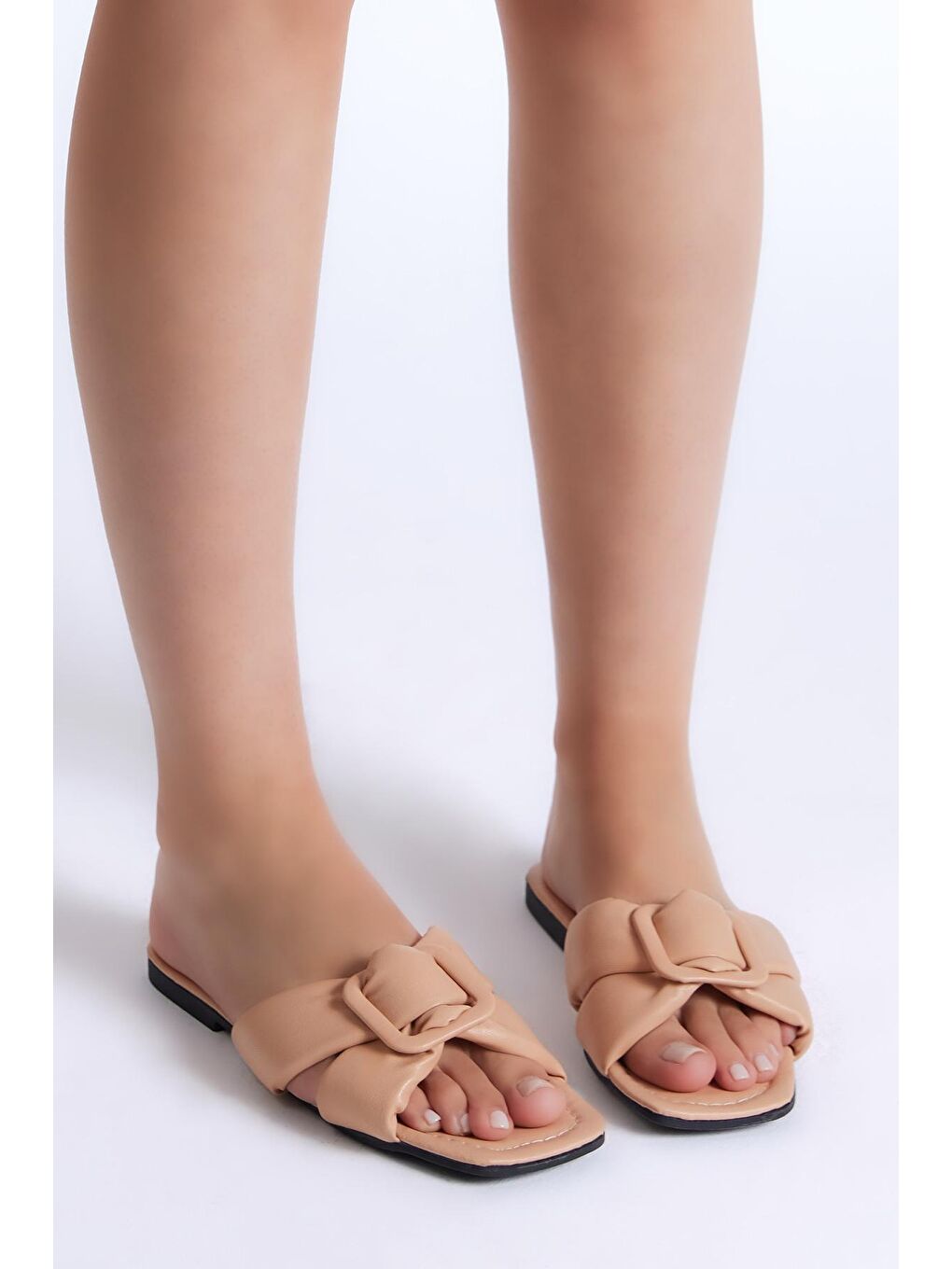 Bej Kadın Vizon Önü Tokalı Çapraz Bantlı Terlik-1