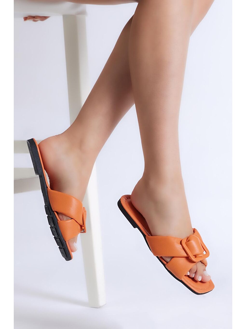 Kadın Turuncu Önü Tokalı Çapraz Bantlı Terlik