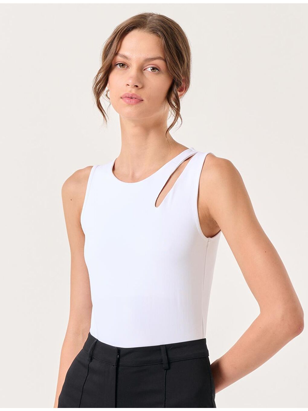 Beyaz Dar Kesim Kolsuz Bisiklet Yaka Örme Atlet